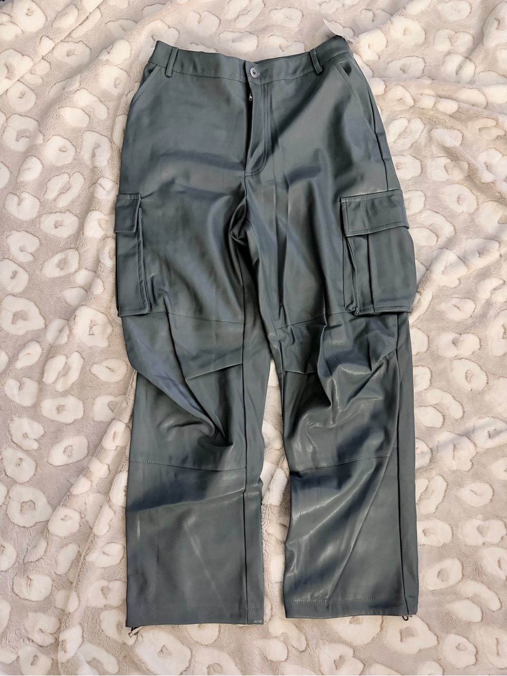 Avec Les Filles Women’s Faux Leather Cargo Pants H29